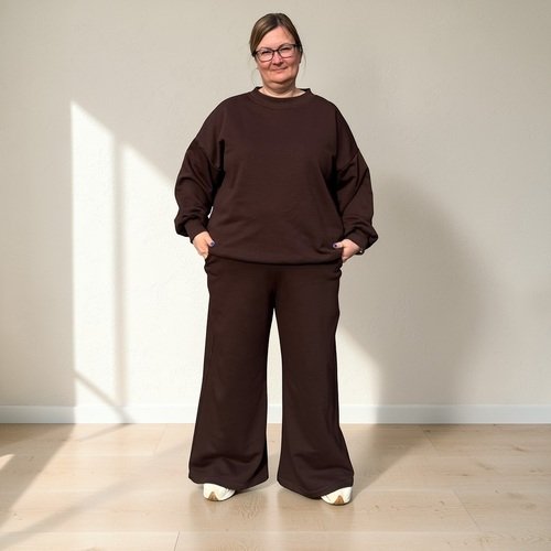 Moteriškas oversize kostiumas – patogus laisvalaikio komplektas su plačiomis kelnėmis