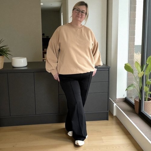 Juodos klasikinės moteriškos kelnės su kantu – patogios ir elegantiškos